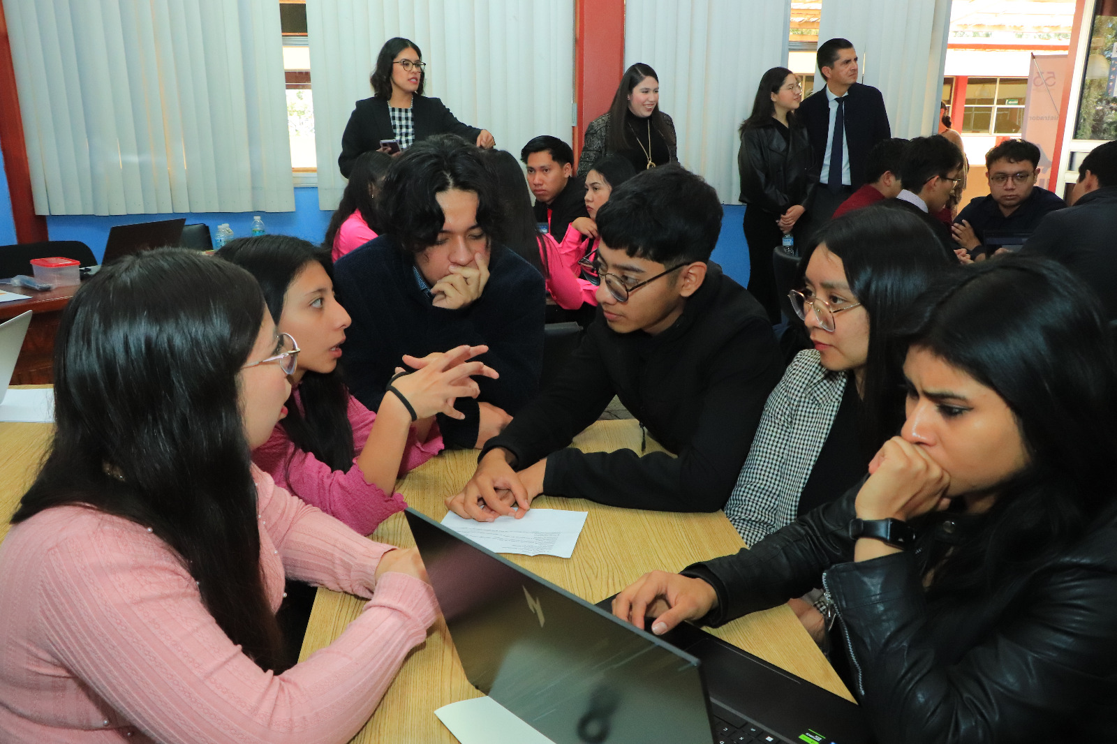 Estudiantes de Administración UATx aplican sus capacidades en simulador de marketing